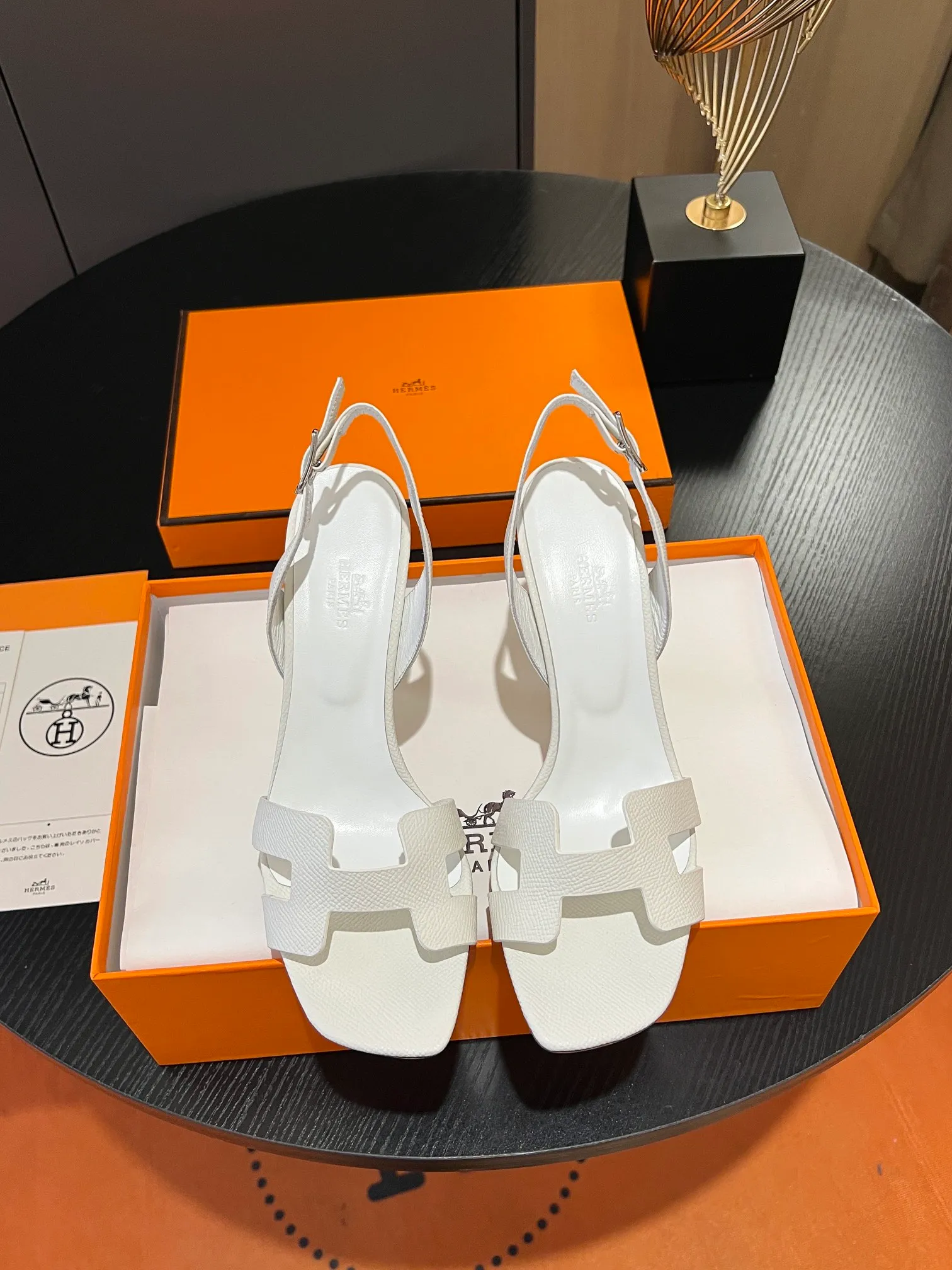 👟👟Ex-factory price 600👟👟Hermès 2023 high-heeled temperament sandals original customization! Counter synchronization! Hermès high heels have always been simple, fashionable and elegant! ! ! It can hold any style of wear, the height of 10.5cm is easy to control, and the feet feel comfortable and pressure-free! The classic and elegant style brings a sense of luxury to your feet! Highly recommended Material: Upper imported calfskin + mixed sheepskin lining Outsole: Italian genuine leather sole Size: 34-42 (34.41.42 customization is non-returnable and non-exchangeable)